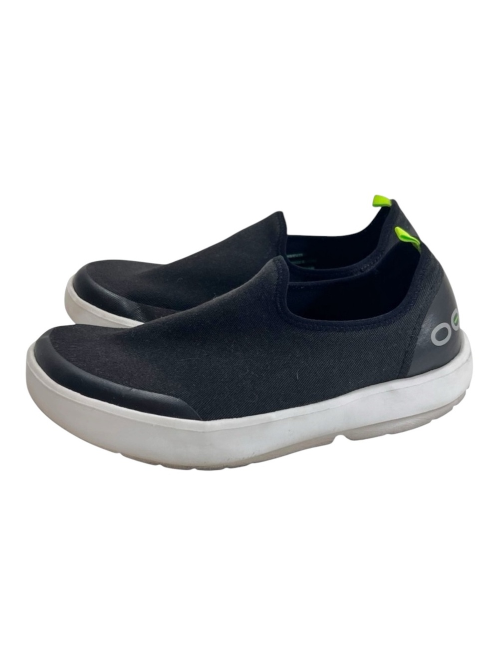 OOFOS OOmg eeZee Low Shoe in Black/White